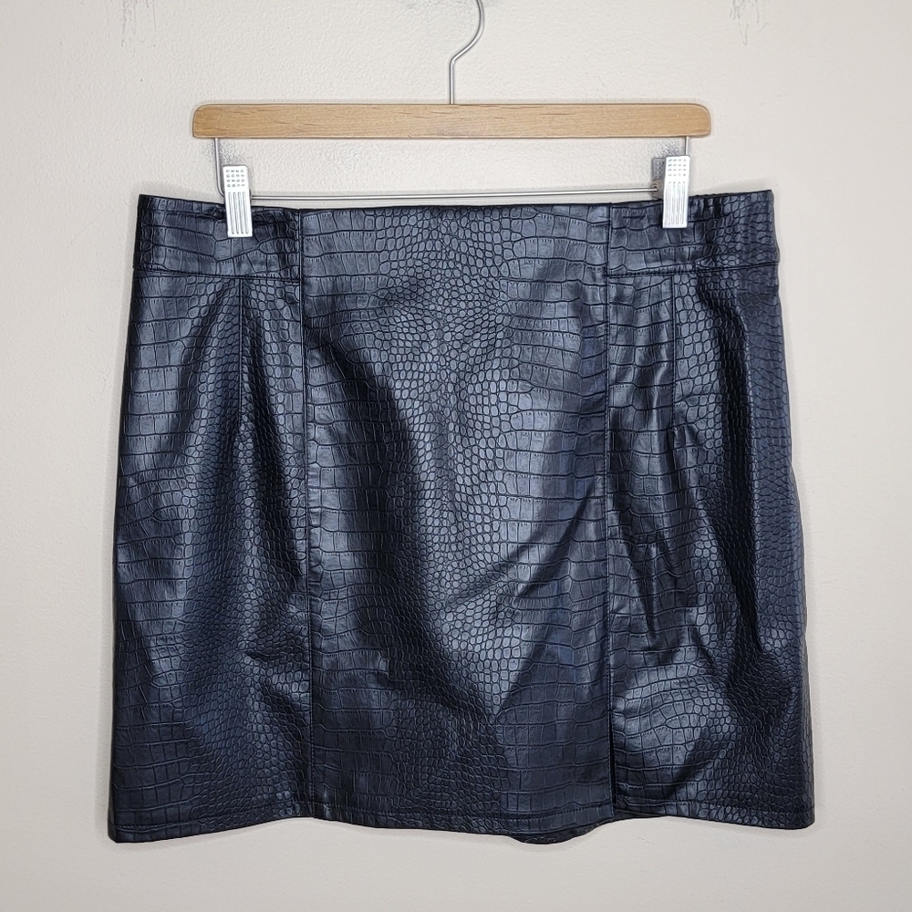 Skies Are Blue | Embossed Faux Leather Black Mini Skirt Size XL